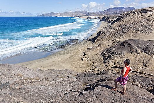 女人,站立,石头,西部,海岸,富埃特文图拉岛,西班牙,俯视图