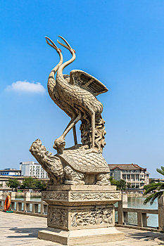 中国河南省开封市包公湖包公祠仙鹤石龟雕塑
