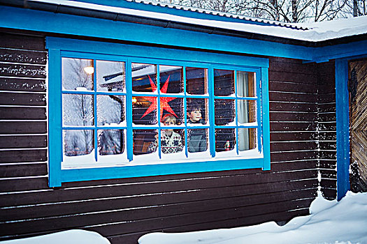 两个,兄弟,向外看,积雪,小屋,窗户,圣诞节