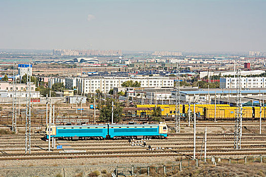 乌鲁木齐火车西站远眺飞机场