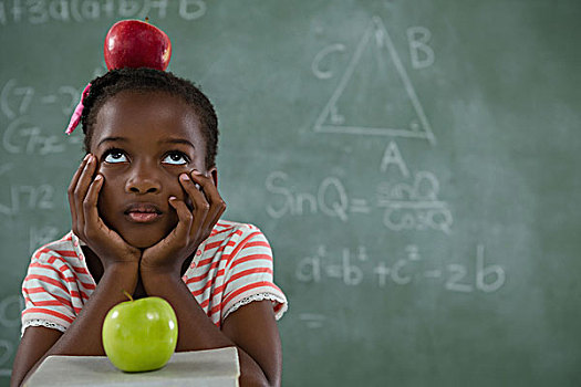 女生,坐,红苹果,头部,黑板,思想