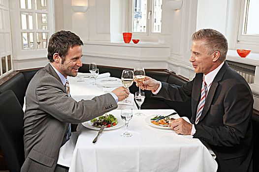 两个男人,碰杯,葡萄酒,上方,食物