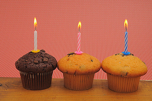 三个,松糕,生日蜡烛