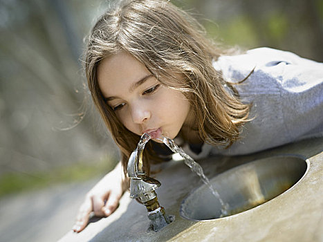 女孩,饮用水,饮水器