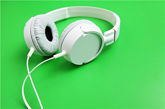 白色,头戴式耳机,绿色背景