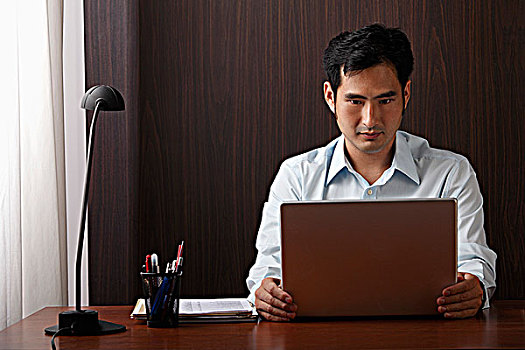 男人,坐,书桌,工作,笔记本电脑