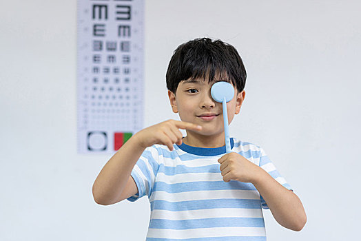 小男孩检测视力