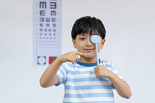 小男孩檢測視力