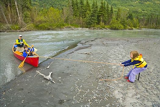 女孩,独木舟,兄弟,父亲,岸边,楚加奇州立公园,夏天,阿拉斯加