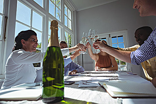 群体,管理人员,祝酒,玻璃杯,香槟,餐馆