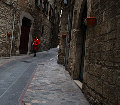 女人,红色,套装,走,空,街道,老,石头,建筑,历史,中心,托蒂,托斯卡纳,意大利