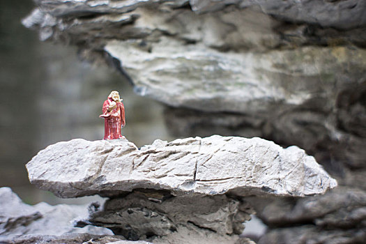 假山上红衣古人陶瓷装饰