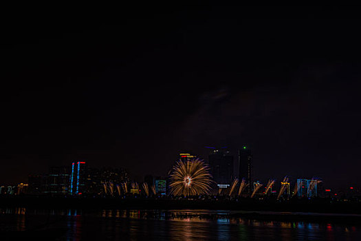 烟花,建筑群,河流,夜景,水,灯,节日