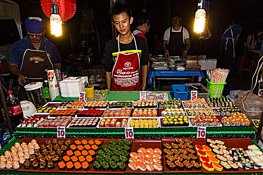 男人,销售,寿司,货摊,夜市,步行街,清莱,省,北方,泰国,亚洲