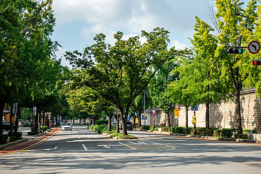 韩国首尔景福宫宫墙外的道路