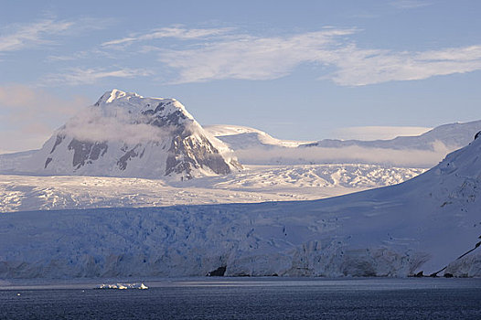 南极,南极半岛,雷麦瑞海峡,山峦,冰河