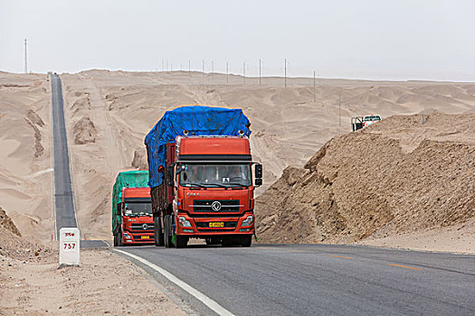 中国西部荒野道路