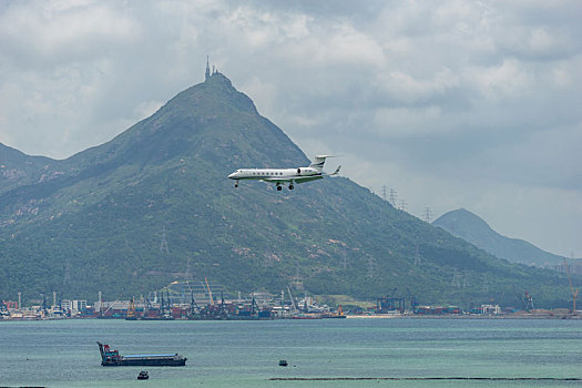 一架私人飞机正降落在香港国际机场
