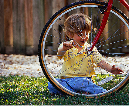 男孩,玩,自行车胎,户外