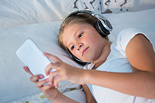 俯拍,女孩,听,音乐,智能手机,床上,在家
