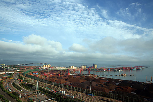 山东省日照市,风雨过后重现蓝天白云,海港繁忙有序呈现蓬勃经济活力