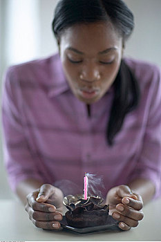 女人,吹灭,蜡烛,蛋糕