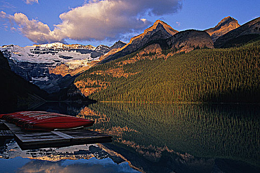 路易斯湖,独木舟,码头,早晨,日出,班芙国家公园,艾伯塔省,加拿大
