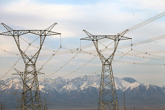 新疆哈密,雪山下的国家电网