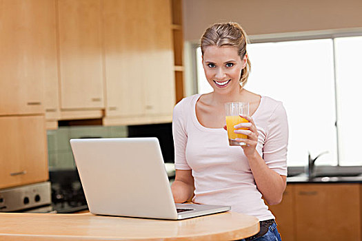 女人,笔记本电脑,喝,果汁