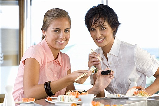 两个女人,吃,寿司店,微笑,头像