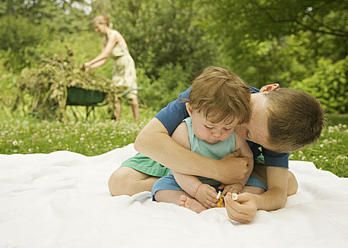 男孩,坐,花园,搂抱,吻,婴儿,兄弟
