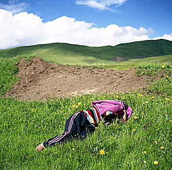 一个人在草地上休息