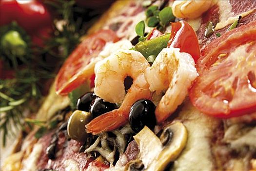 比萨饼,意大利腊肠,西红柿,橄榄,蘑菇,柿子椒,虾,牛至
