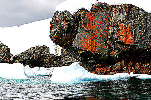 南极冰雪覆盖着的岩石