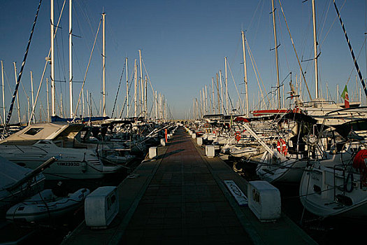 意大利海边小镇海港内停泊的游船