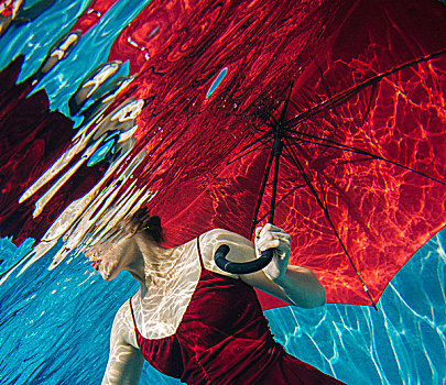 成年,女人,穿,红裙,拿着,红色,伞,水下视角,腰部