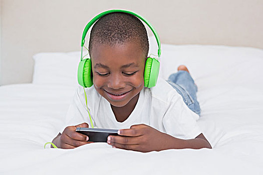 漂亮,小男孩,智能手机,听,音乐,床上,在家,卧室
