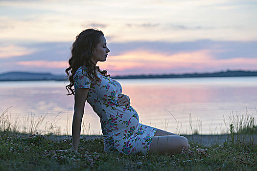 平静,怀孕,女士,坐,湖岸