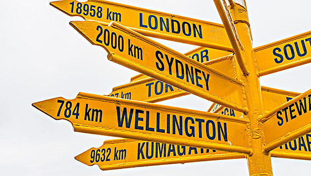黄色,标识,路标,不同,目的地,城市,远处,悬崖,南岛,新西兰,大洋洲