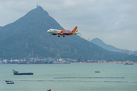 一架越捷航空的客机正降落在香港国际机场