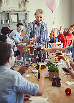 朋友,祝酒,葡萄酒,啤酒杯,餐馆,生日派对