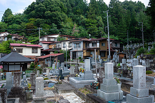 日本民居边的墓地