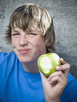 肖像,少男,吃,苹果,微笑