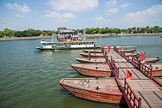 广东潮州中国四大古桥------广济桥正在架设十八只梭船