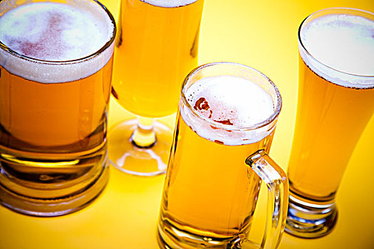 啤酒杯,黄色背景