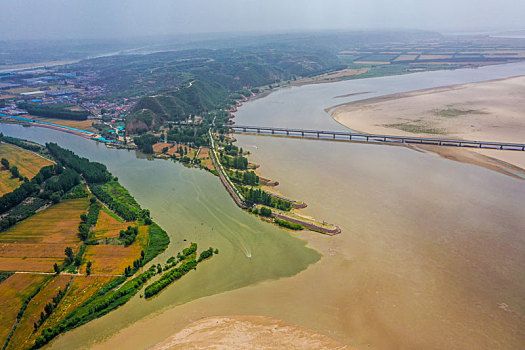 航拍河南巩义河洛汇流景区,黄河与洛河交汇处