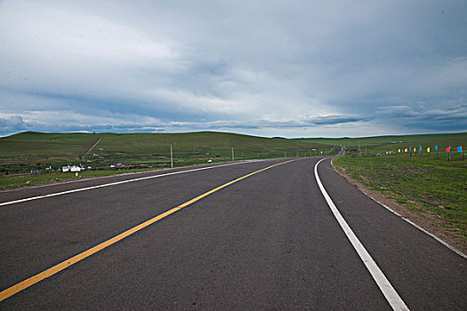 内蒙古呼伦贝尔额尔古纳根河湿地边的弘吉刺部公路