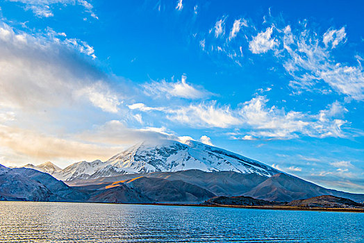 新疆,雪山,湖水,天空,云彩
