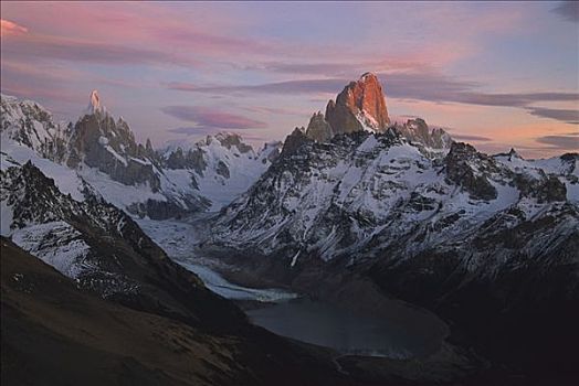 左边,菲茨罗伊,黎明,洛斯格拉希亚雷斯国家公园,巴塔哥尼亚,阿根廷