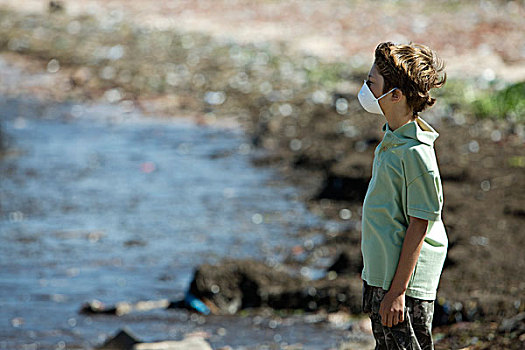 男孩,穿,污染,面具,站立,岸边